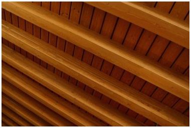 Как красить деревянные потолочные балки