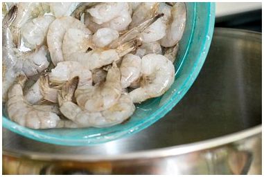 Как приготовить сырые креветки с приправой Old Bay Как приготовить сырые креветки с приправой Old Bay