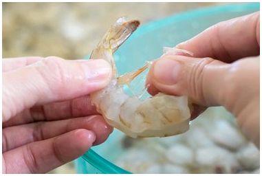 Как приготовить сырые креветки с приправой Old Bay Как приготовить сырые креветки с приправой Old Bay