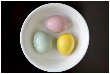 Как покрасить белки вареных яиц