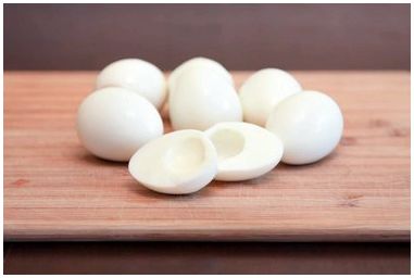 Как покрасить белки вареных яиц