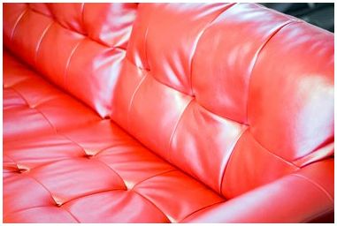 Как украсить гостиную красным кожаным диваном или диваном