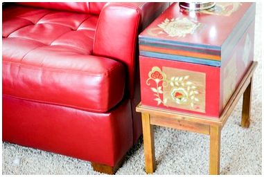 Как украсить гостиную красным кожаным диваном или диваном