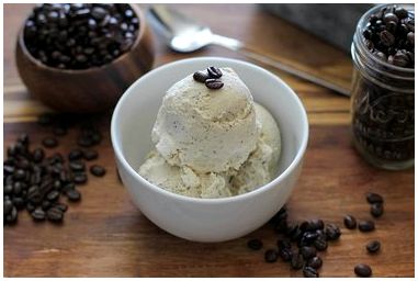 Рецепт кофейного мороженого из пяти ингредиентов без взбивания