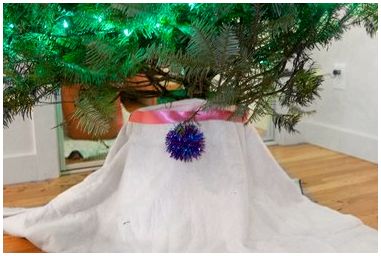 Как использовать ведро как подставку для новогодней елки