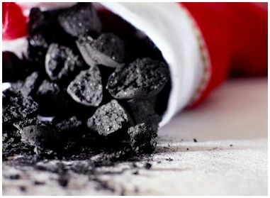 Происхождение кусков угля на Рождество