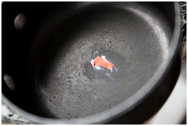 Как удалить клей с сковороды с антипригарным покрытием