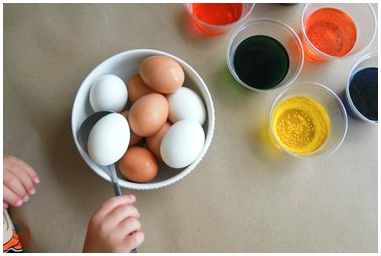 Как красить пасхальные яйца с детьми