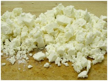 Как избавиться от соленого рассольного привкуса из сыра фета